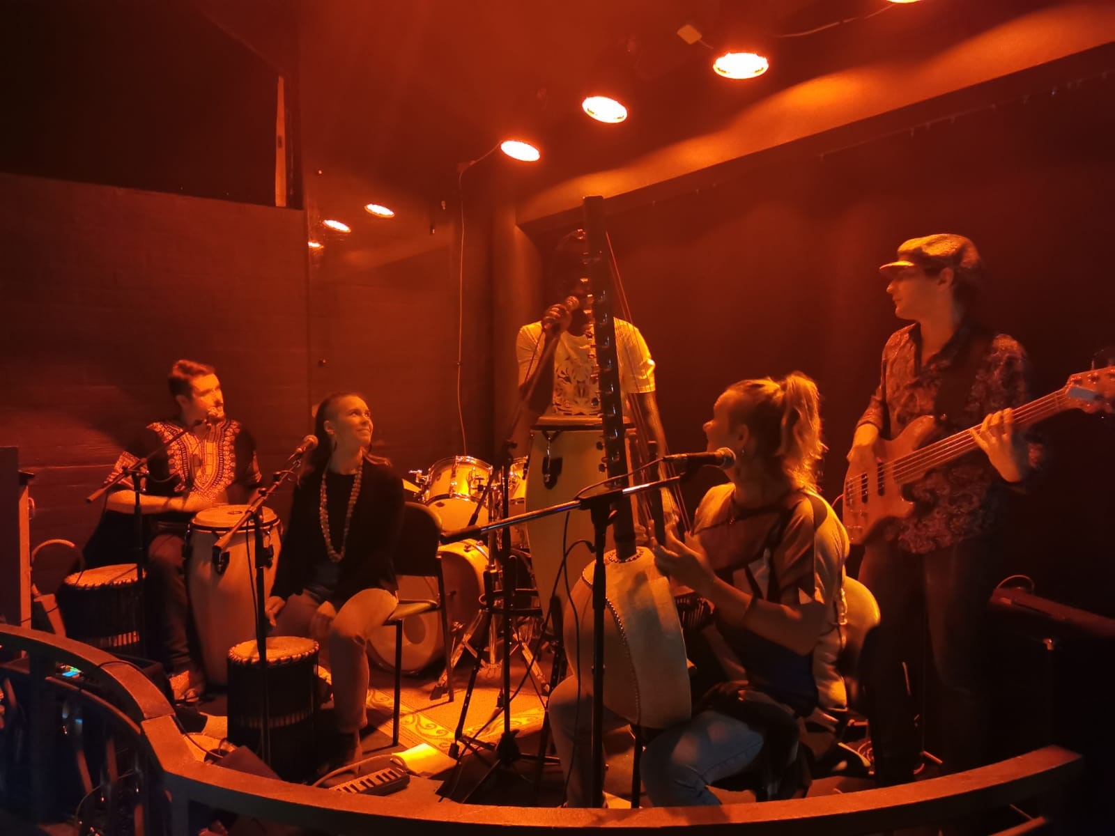 Perjantaina otetaan käyttöön Kuusamon uusi tapahtuma-alue: oululaisen Group Calabassen musiikissa yhdistyvät suomalaisen kansanperinne ja länsiafrikkalaiset rytmit