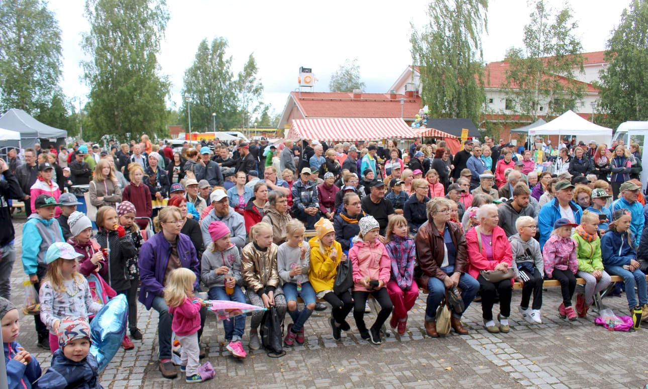 Yleisöä oli enimmillään ennen puoltapäivää seuraamassa Tassut pystyyn -ryhmän näytelmää ja kuulemassa, kuka on Vuojen pyhäntänen.