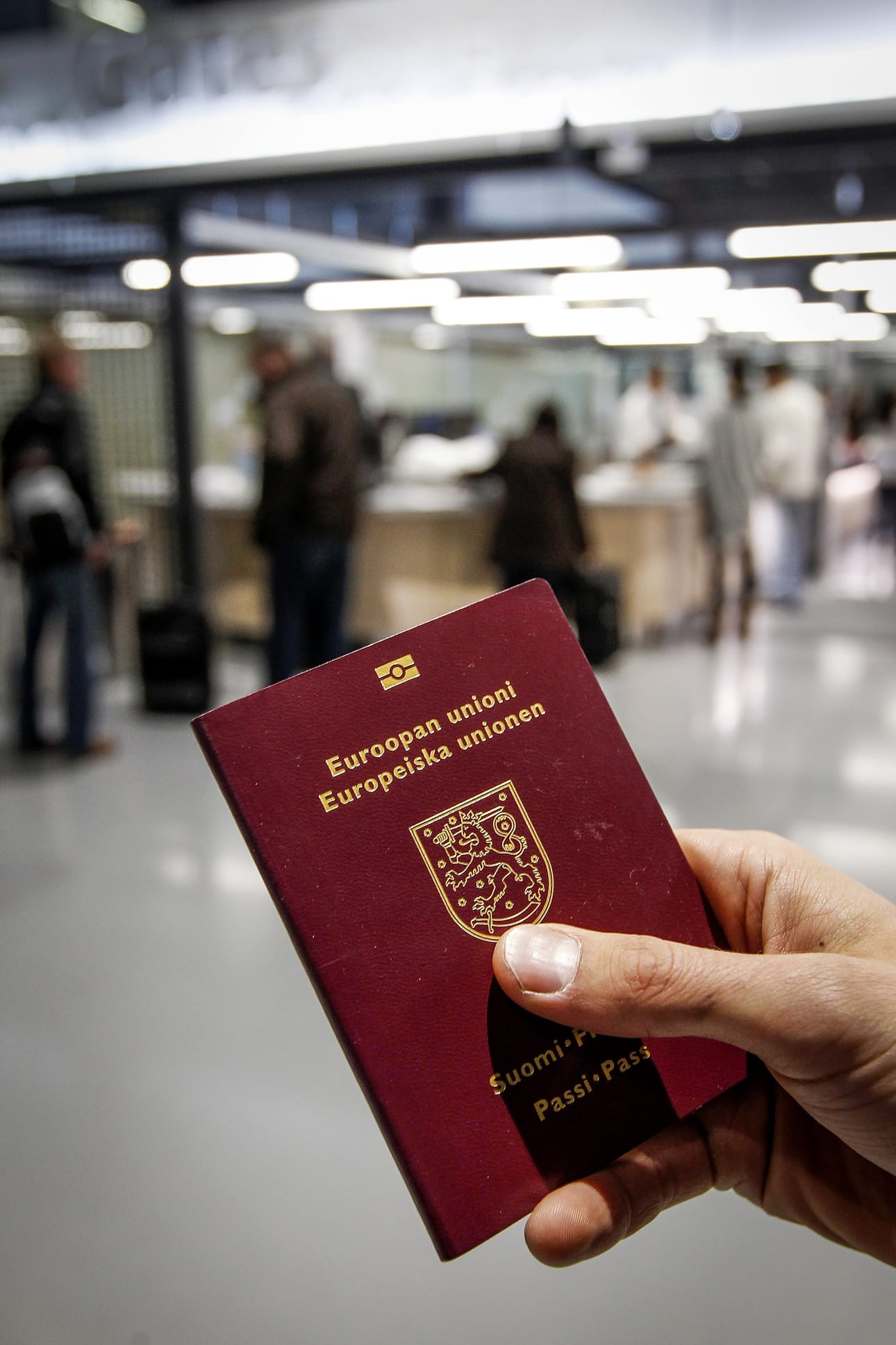 Oululainen mies sai uuden henkilökortin noudettua poliisin asiamiehenä toimivasta kaupasta, kun näytti viitisen vuotta sitten vanhaksi mennyttä passia.