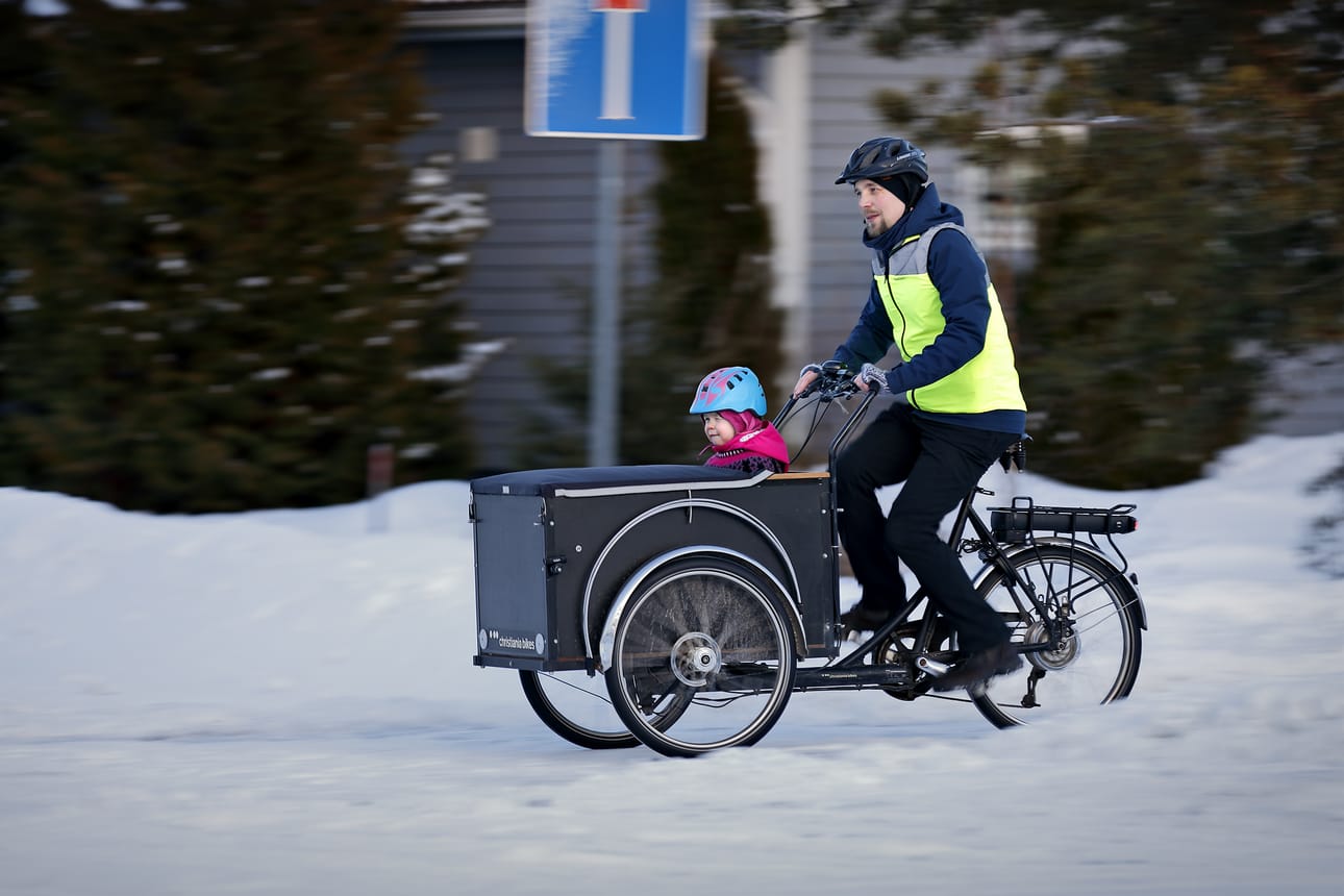 Joni Kangasniemi hakee nelivuotiaan kuopuksensa Hildan päiväkodista sähköavusteisella tavarapyörällä.