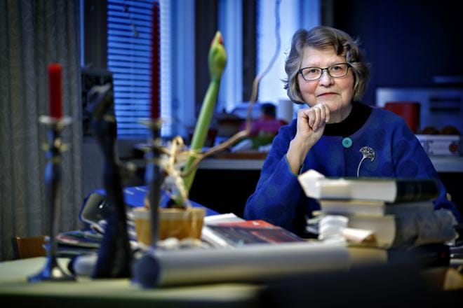 Eeva Korpi-Hyövälti on ensi kevään pohjalaisia esikoiskirjailijoita. Häneltä ilmestyy hänen oman sukunsa historiaan pohjaava romaani Kontrahti. Se vie nälkävuosiin ja kirjailijan isoisän isän tarinaan. KUVA: TOMI KOSONEN
