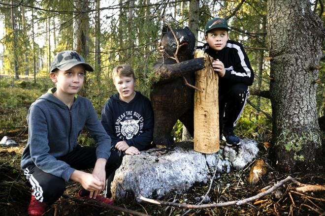 Jos välituntimetsään haluat mennä nyt, niin takuulla yllätyt. Ritavuoren koulun seikkailuradan ympäristöstä löytyy suomalaisia metsäneläimiä aina otsosta metsoon. 11-vuotiaat viidesluokkalaiset Vihtori Porre, Aukusti Taskinen ja Veikko Västinsalo nauttivat uuden koulun välituntivirikkeistä. KUVAT: JOUKO HÄNNINEN