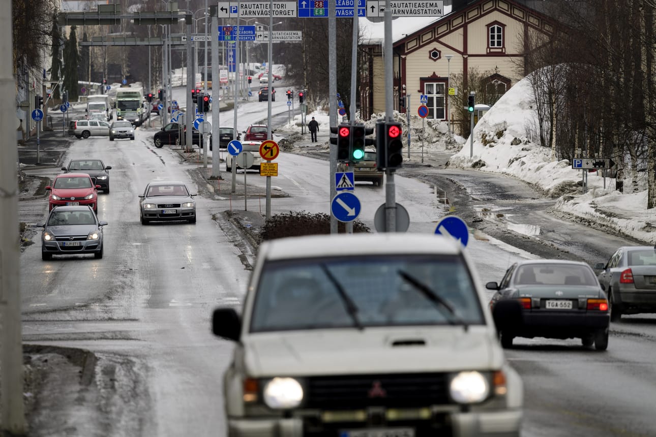 Polttoaineiden hinnan nouseminen on innostanut Juha Mäenpäätä (ps.) tekemään aloitteen työmatkavähennysten hinnan korottamisesta. Arkistokuva.