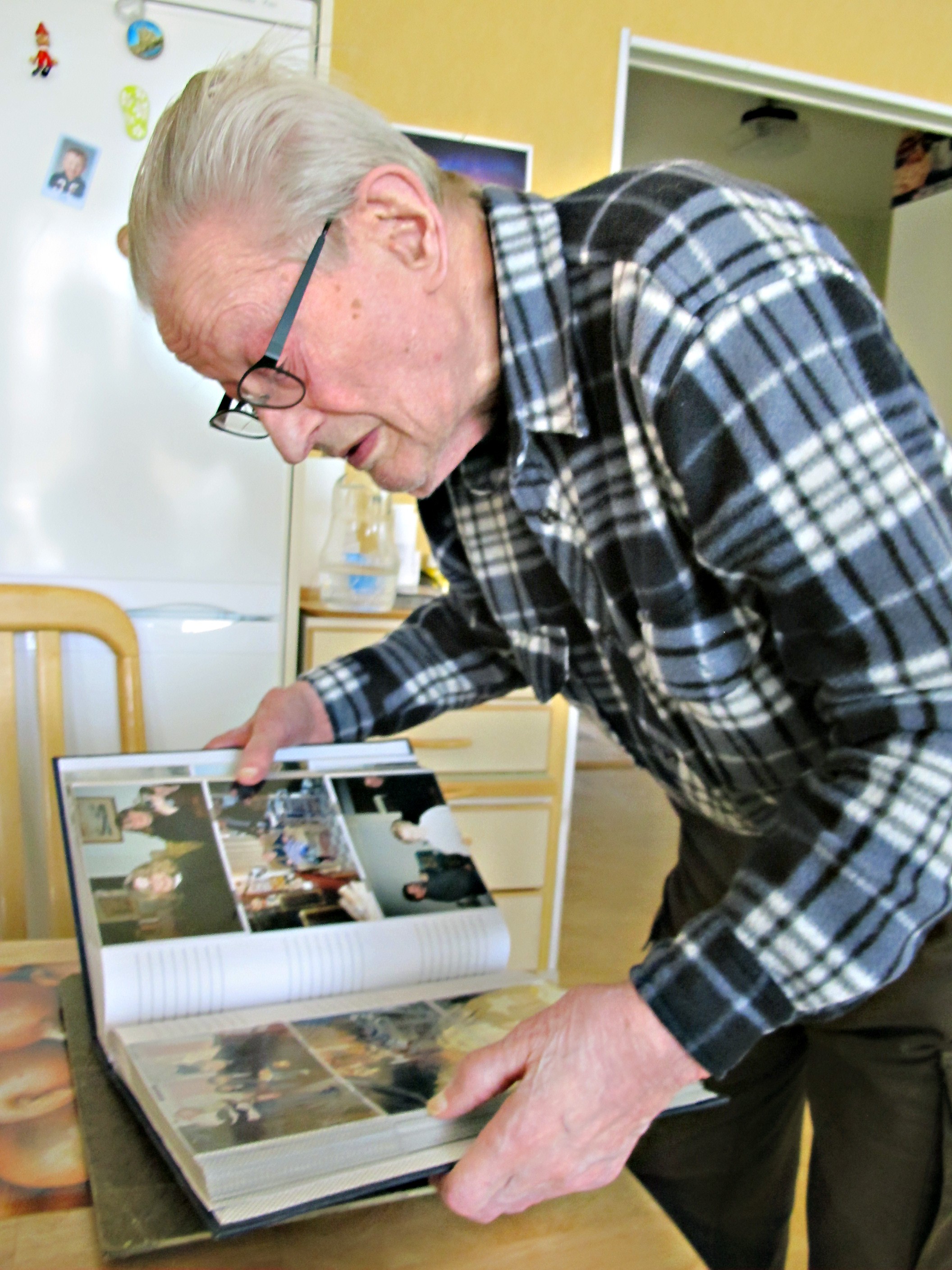 Walfried Anderson harrasti valokuvausta Neuvostoliitossa. Albumit monivaiheisesta elämästä ovat tallessa kotona Tyrnävällä.                