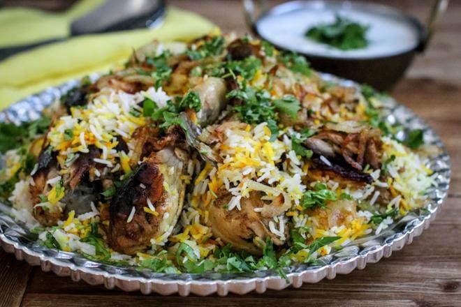 Biryani kootaan suurelle vadille keskelle pöytää. Tarjoa se mintturaita-kastikkeella höystettynä hyvän leivän kera.