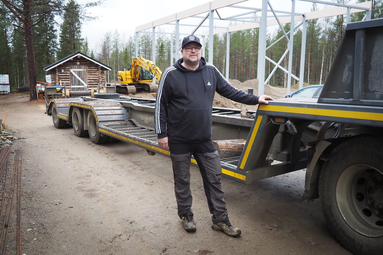 Sallan Pahkakumpuun valmistuu ensi vuoden aikana Veke Moto ky:n lämmin konehalli, jossa pystytään yrittäjä Veikko Moilasen mukaan hoitamaan pieniä korjauksia ja huoltoja.