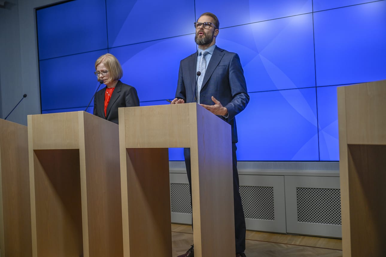 VM tarjoaa lapsilisän lakkauttamista, josta tulisi 1,2 miljardin euron säästöt. Valtiovarainministeriön budjettipäällikkö Mika Niemelä ja vero-osaston ylijohtaja Terhi Järvikare valtiovarainministeriön mediatilaisuudessa Helsingissä 26. lokakuuta.