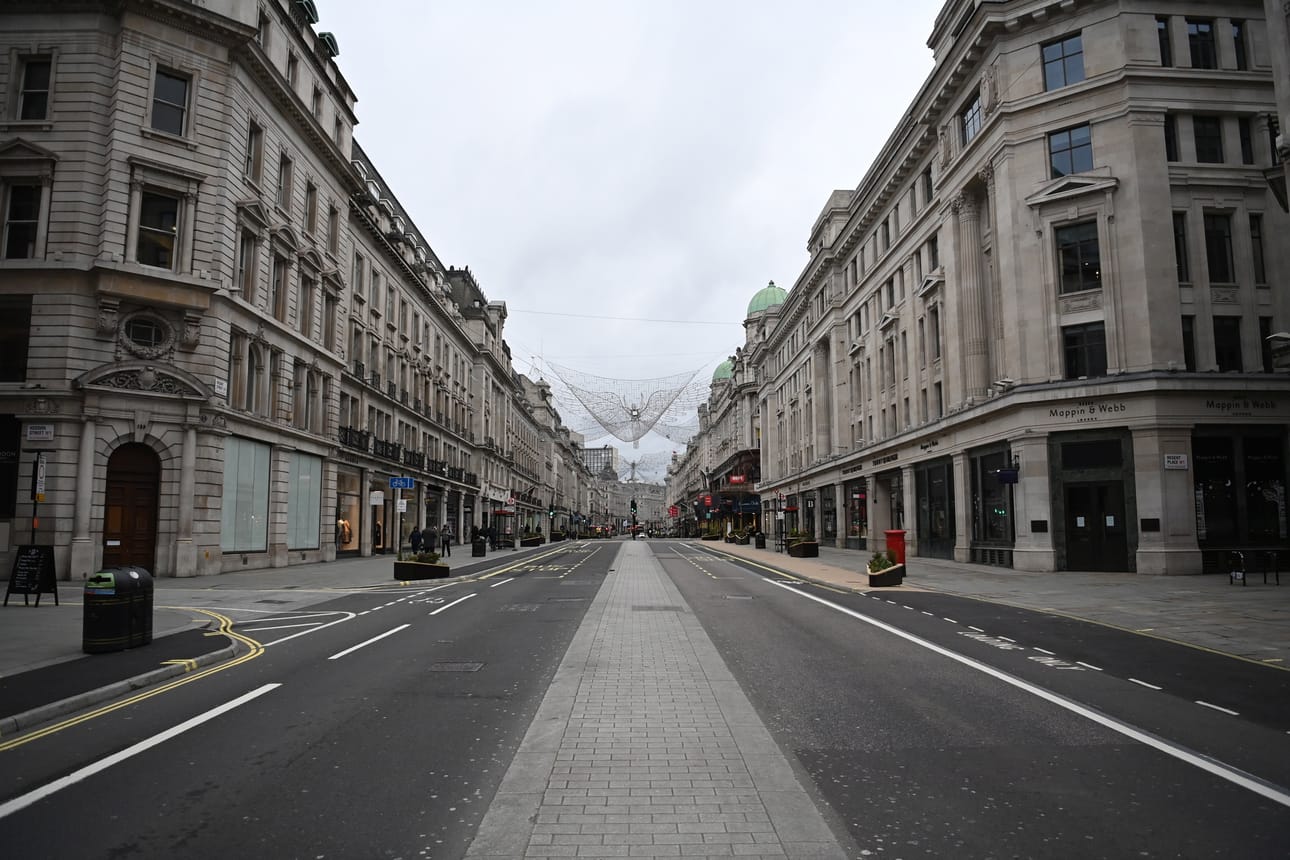 Tavallisesti erittäin vilkas Regent Street on ollut Lontoon keskustassa hyvin hiljainen viime aikoina. Britanniassa on otettu käyttöön kotonapysymissuositus.