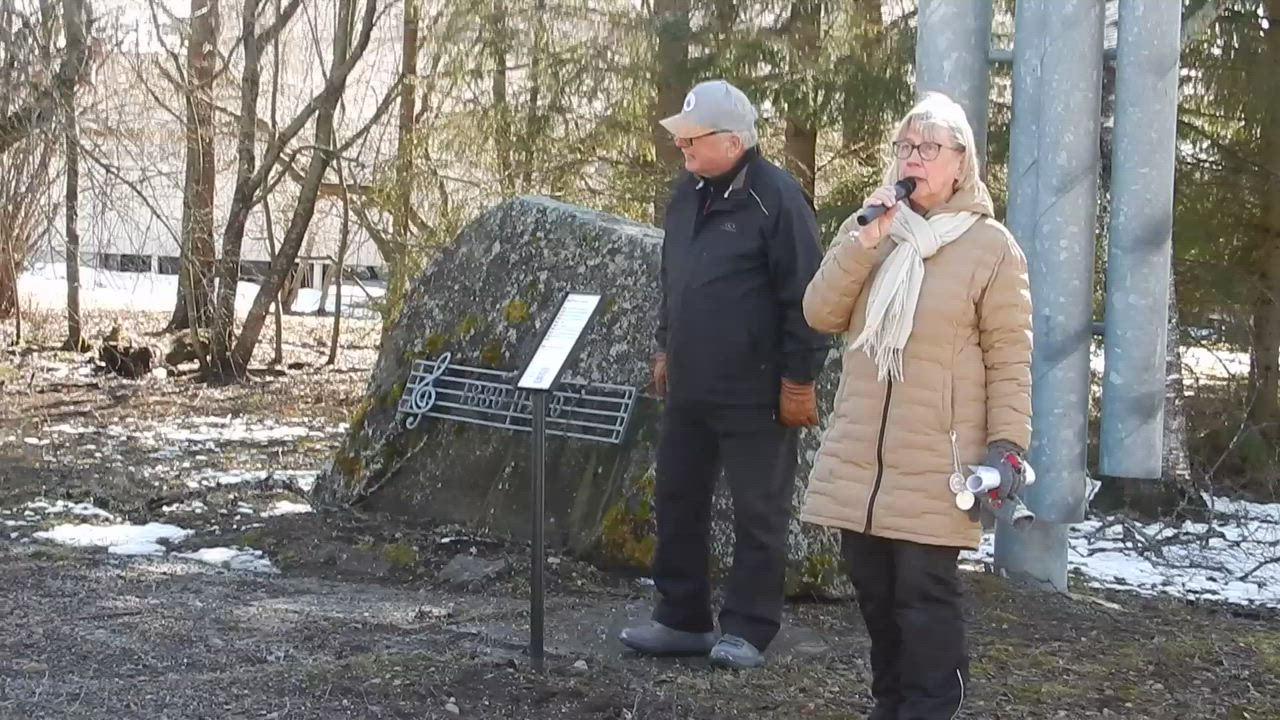 Tiedätkö, missä on Musiikin muistomerkki Oulaisissa? Tuula Aitto-oja kannustaa kuntalaisia "patsastelemaan" eli perehtymään paikallisiin patsaisiin ja muistomerkkeihin