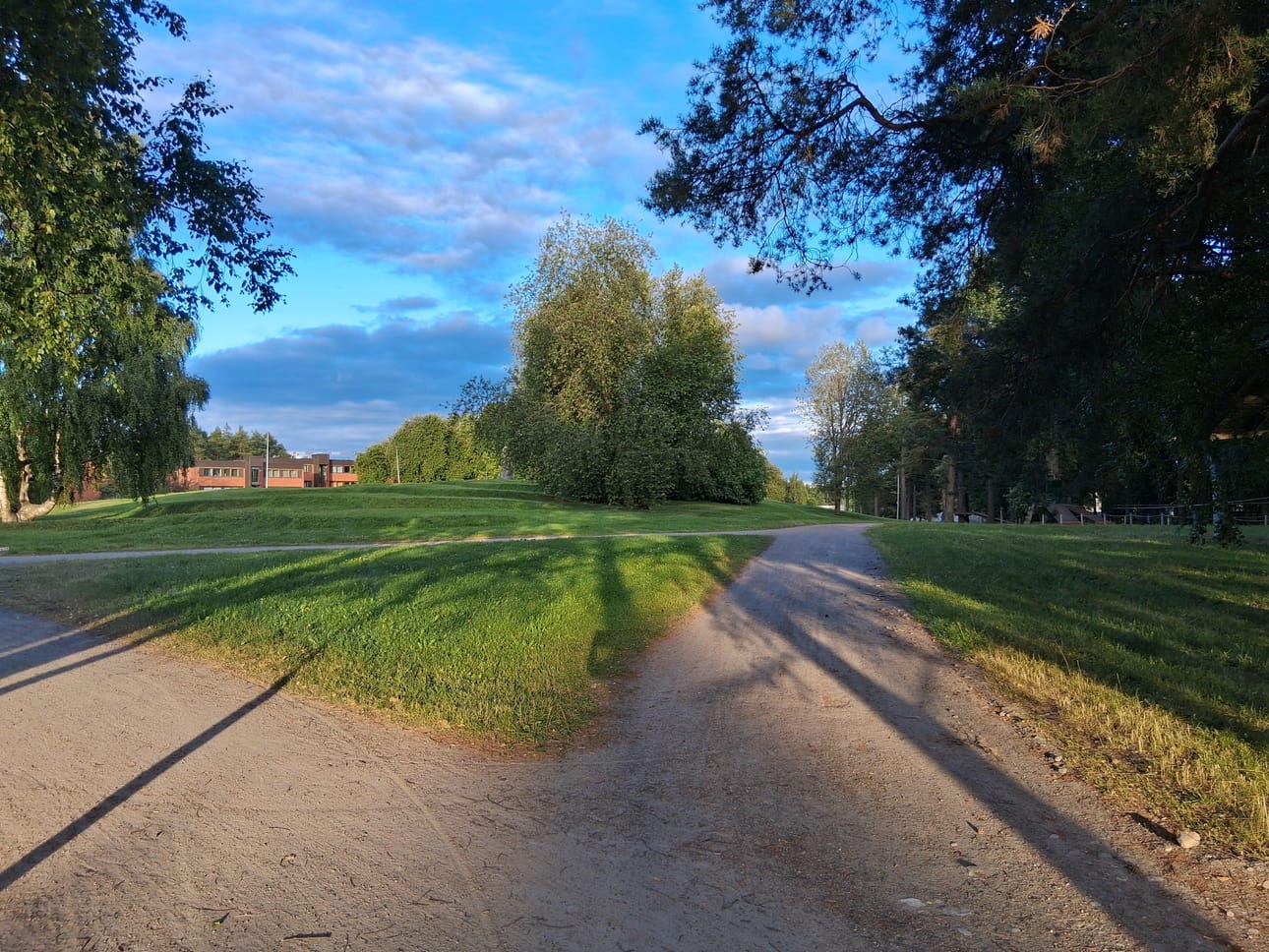 Raksilan ulkomaalaistaustaiseen kohdistunut pyöräpuukotus tapahtui huhtikuussa Pikkukankaanpuistossa Kajaanintien varrella.