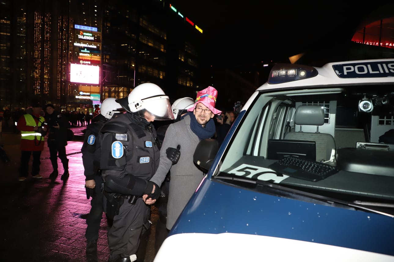 Helsingin Kansalaistorilla poliisi otti kiinni Soldiers of Odin -vastamielenosoittajan, joka oli pukeutunut pellenenään. Soldiers of Odin -mielenosoittaja huitaisi aiemmin henkilöltä tämän tekonenän pois.