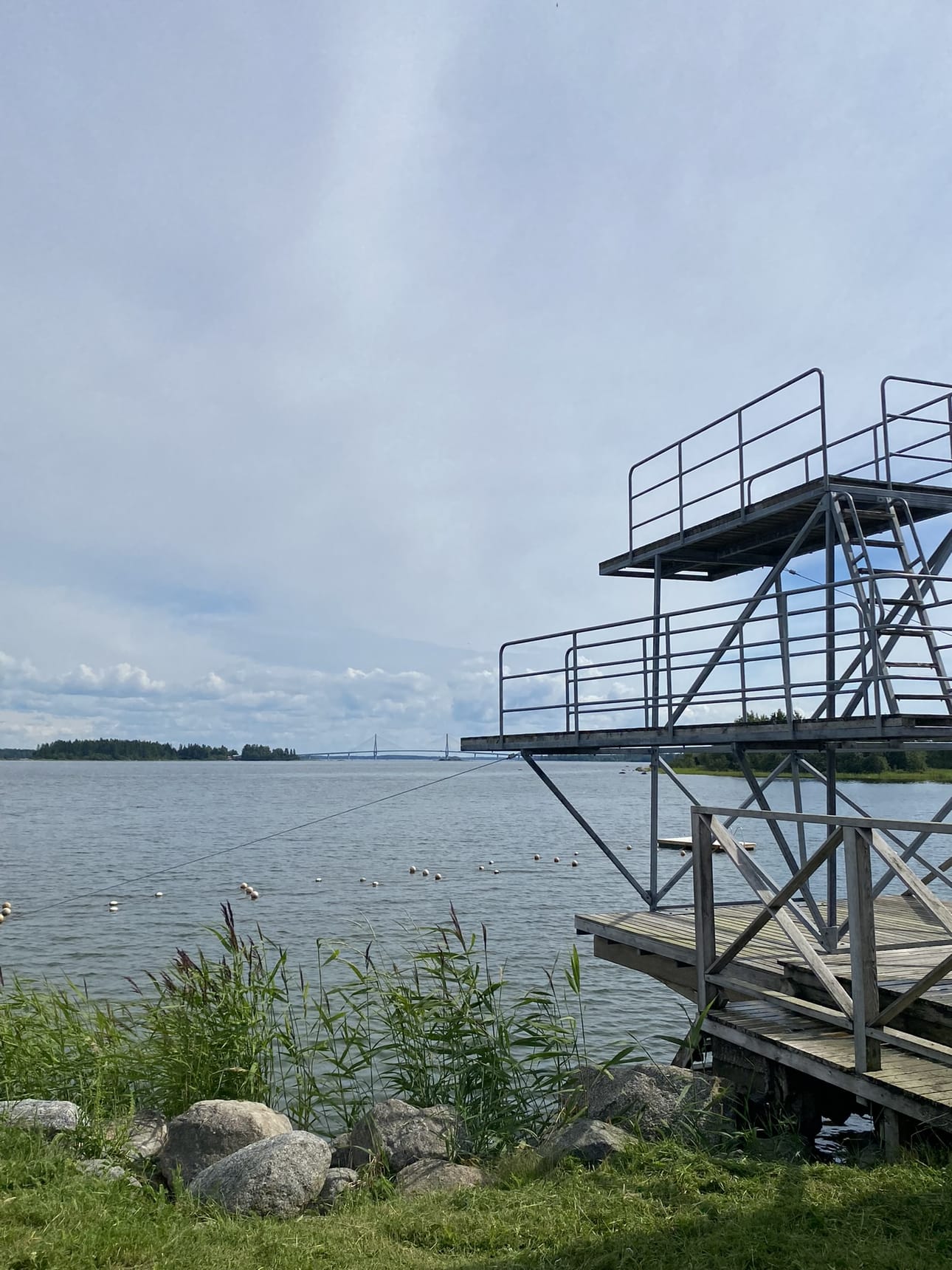 Raippaluodon venesataman tuntumassa on hyppytorni, josta näkyy myös Raippaluodon silta.