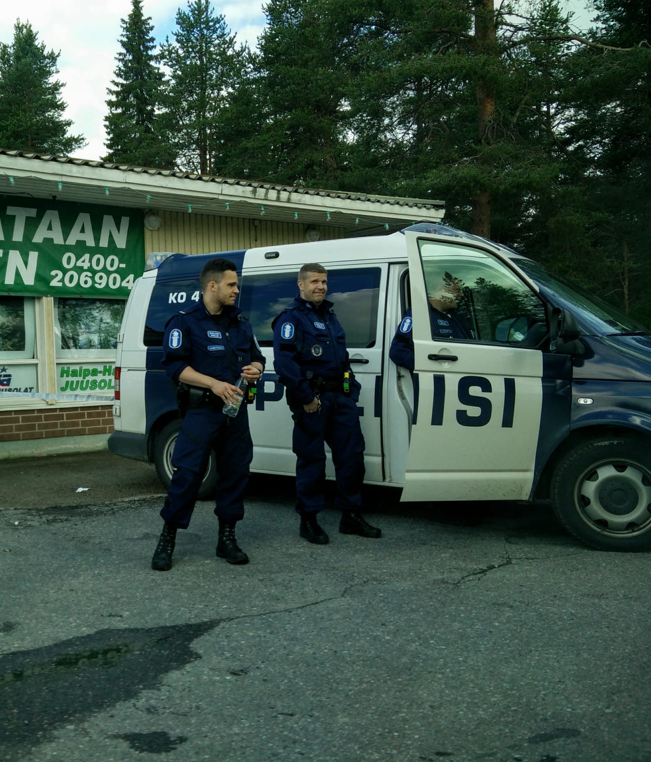 Poliisi tekivät rikospaikkatutkintaa Halpa-Halli Juusoloiden pihalla torstaiaamuna.