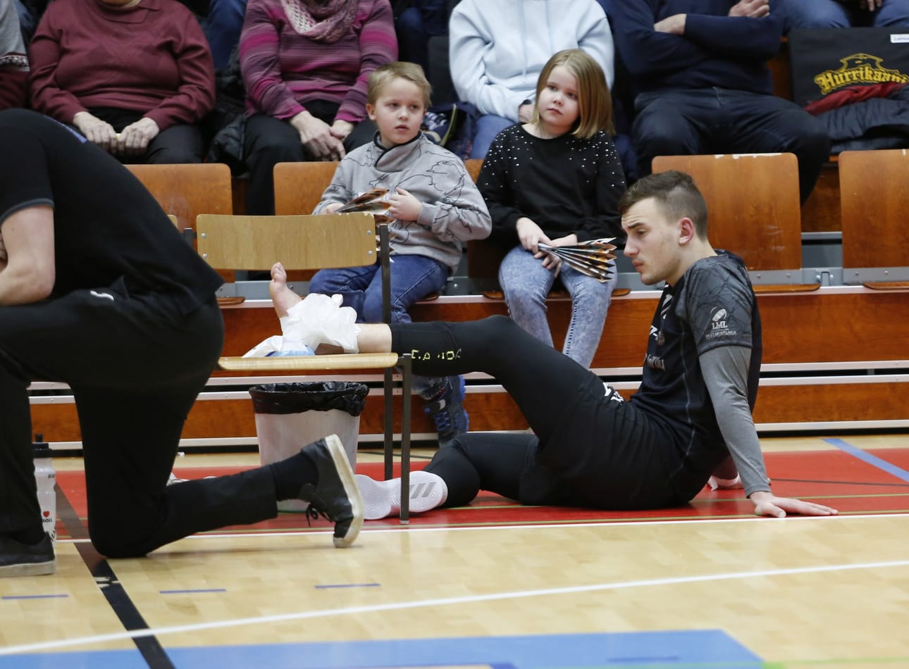 Team Lakkapään hakkuri Olli Saarenmaa väänsi nilkkansa.