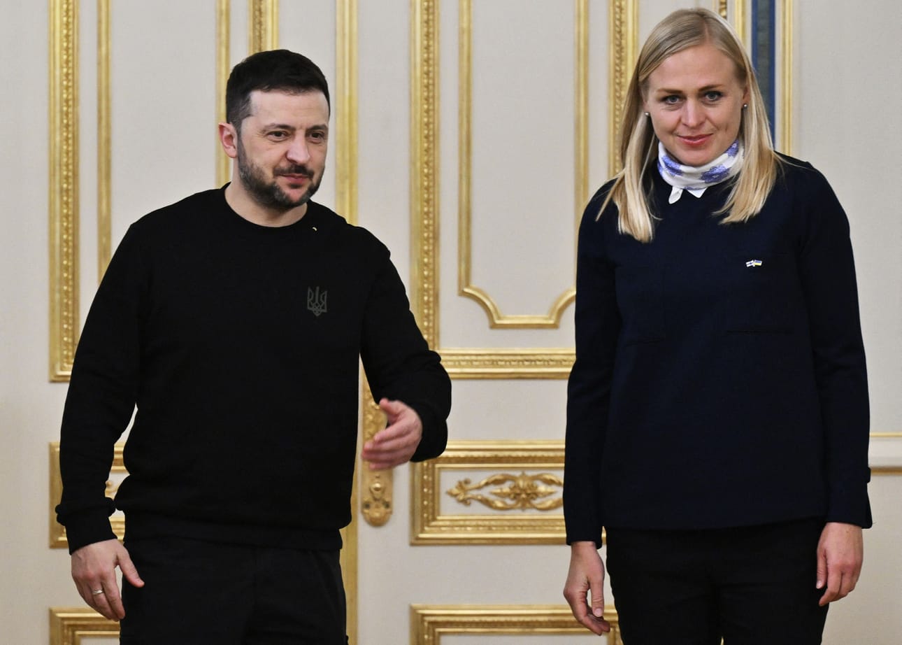 Ukrainan presidentti Volodymyr Zelenskyi toivotti tänään Kiovassa tervetulleeksi Suomen ulkominsterin Elina Valtosen (kok.). LEHTIKUVA / AFP