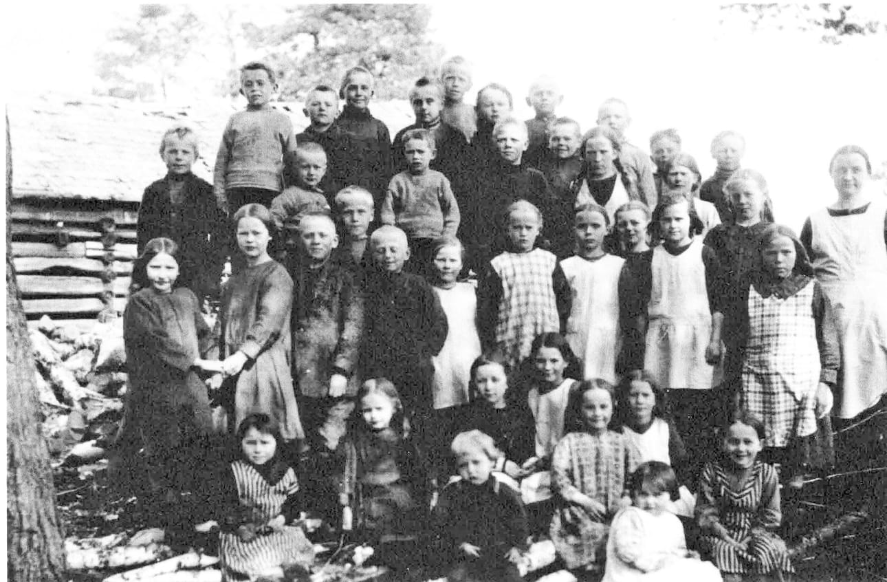 Harjun kiertokoulun oppilaat vuonna 1929. Veikon isosisko Vieno oli tuolloin jo liian vanha kouluun eli 18-vuotias.