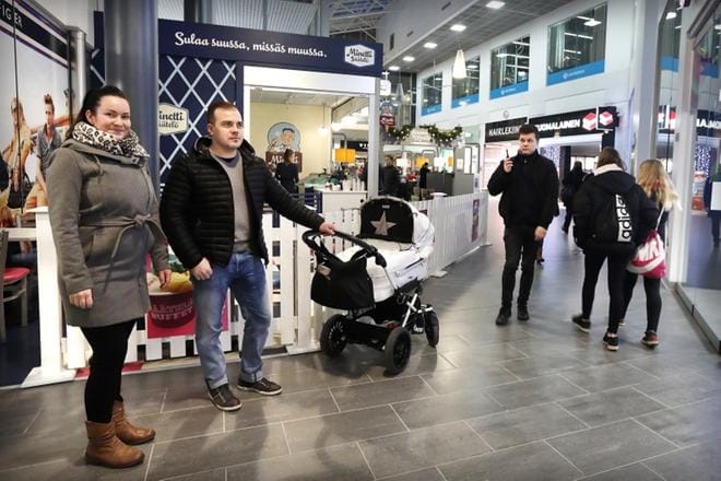 Seinäjokelaiset Jaana Pynttäri ja Pauli Kujala ovat tyytyväisiä kotikaupunkiinsa. Pynttäri muutti paikkakunnalle kymmenisen vuotta sitten töiden perässä. Kaksikko on seurannut mielenkiinnolla Seinäjoen kasvua. He uskovat teollisuuden seuraavan muun kasvun perässä, jos vain työpaikkoja ja työvoimaa löytyy tarpeeksi. KUVAT: JOUKO HÄNNINEN