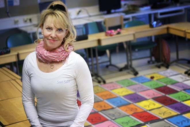 Digihiki ja 165 muuta Peppu irti penkistä -ideaa on kirja, joka luokanopettaja Sari Salolta on vastikään ilmestynyt. Kirjassa on toiminnallisia harjoituksia, joilla opetellaan äidinkieltä, matematiikkaa ja vierasta kieltä. Osassa harjoituksia on apuna myös digilaitteet. KUVA: JOHANNA KATAJA