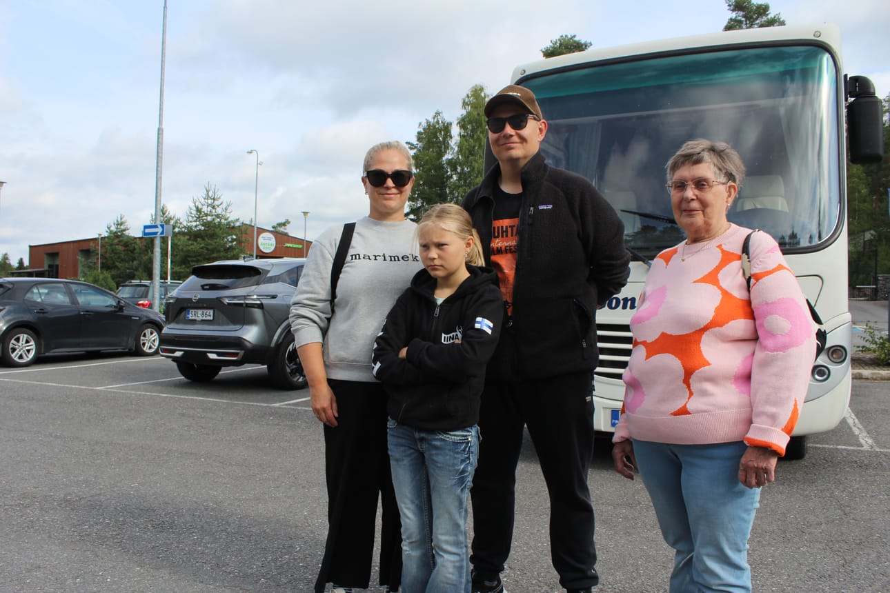 Iisalmelaiset Aino Tikkanen (oikealla) sekä Jukka, Peppi ja Tiina Vidgren ilahtuivat, että Ähtärin eläinpuisto on avoinna vielä myös tämän viikon. Tuota pikaa on kuitenkin kotimatkan aika, sillä Pepin koulutyö alkaa keskiviikkona.