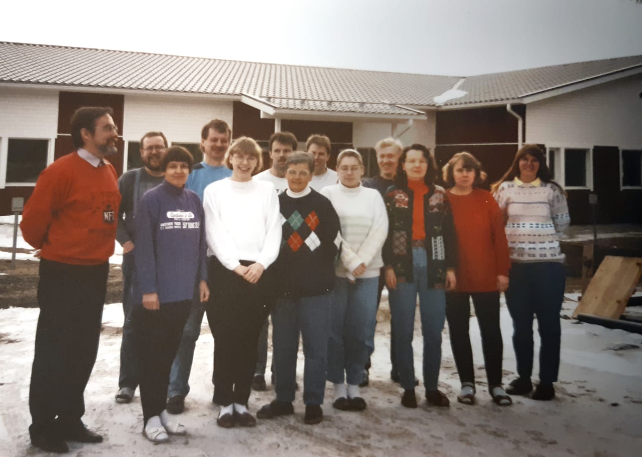 Kohinaa tehtiin pitkään Esko Mäkelän (vas.) luotsaamassa Alaprintissä. Kuva vuodelta 1993 uusien toimitilojen edesssä.