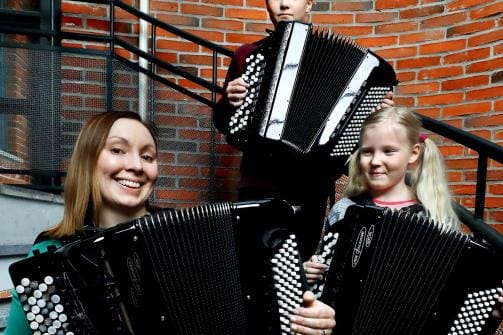 Jonna Pirttijoki-Helanen (vas.) Vihtori Vuorenmaa ja Sanni Pohjoispää ovat valmiina kisaamaan. KUVA: JOUKO HÄNNINEN