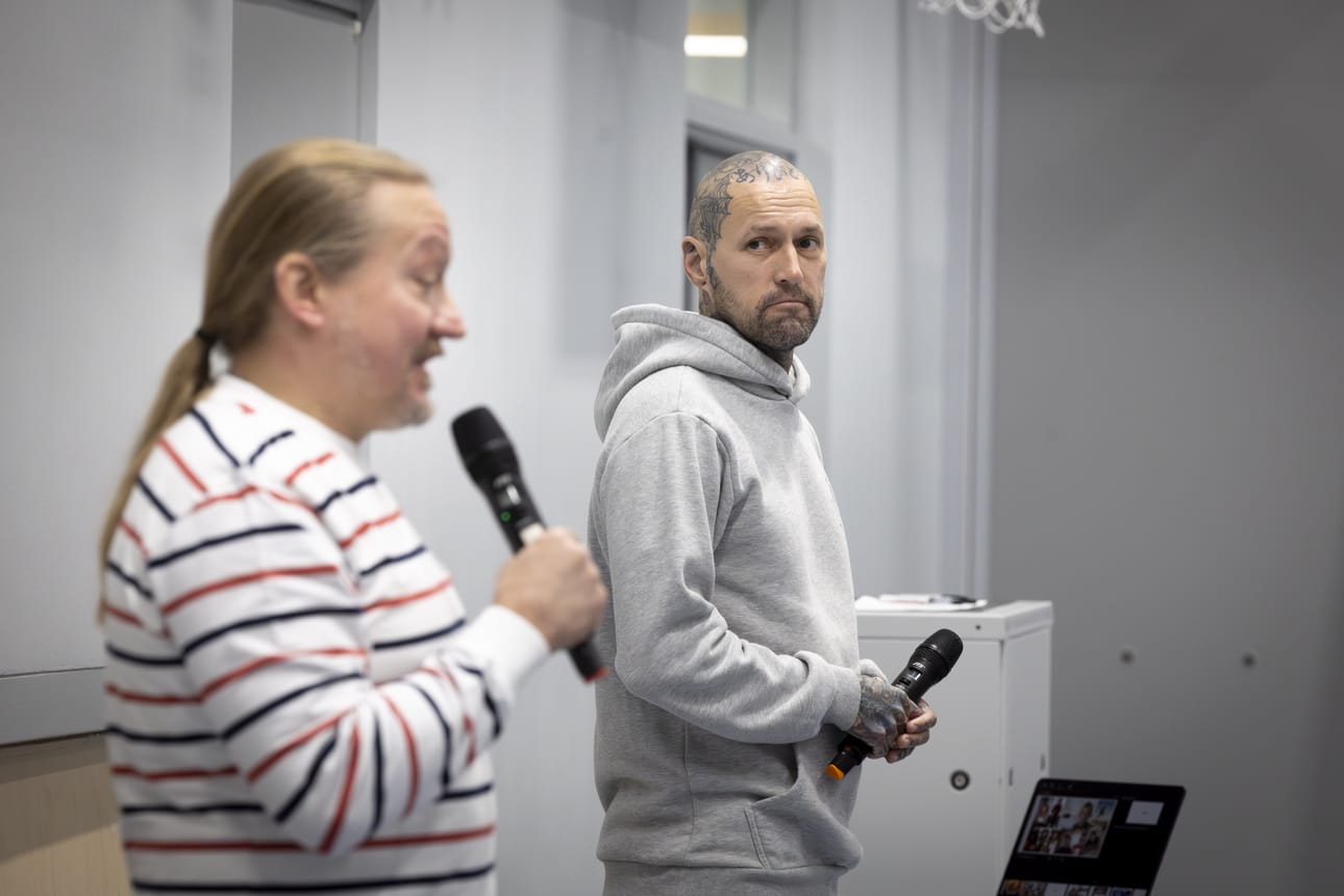 Jarno "Jarppi" Leppälä ja Hannu-Pekka Parviainen saapuivat Kertunlaakson alakouluun jakamaan lapsille kiusaamisen vastaista viestiään.