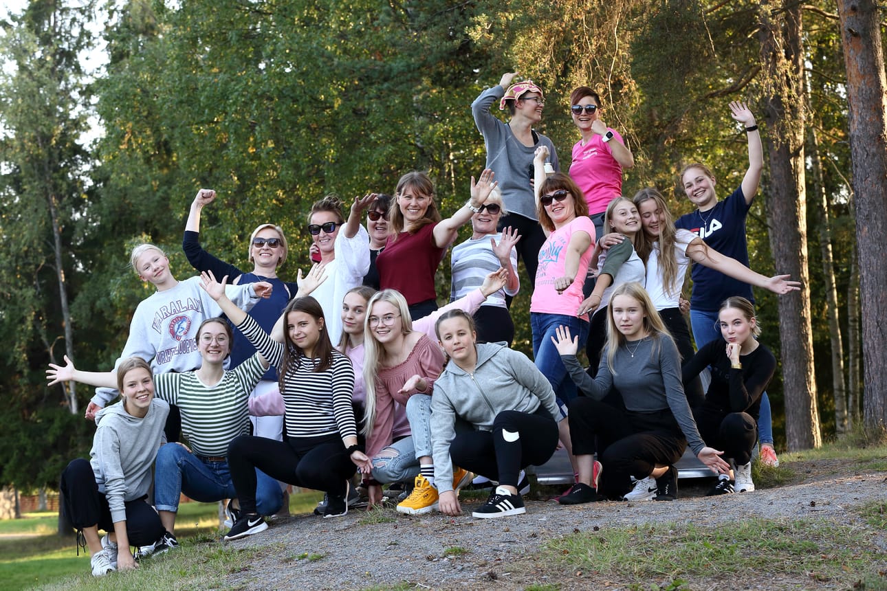 Raahen Naisvoimistelijoiden ohjaajat pitivät palaverin keskiviikkona Ollinsaaren koululla. Ilmoittautumiset alkavat ensi viikolla ja kausi 9. syyskuuta. Kuvassa eivät ole aivan kaikki ohjaajat.