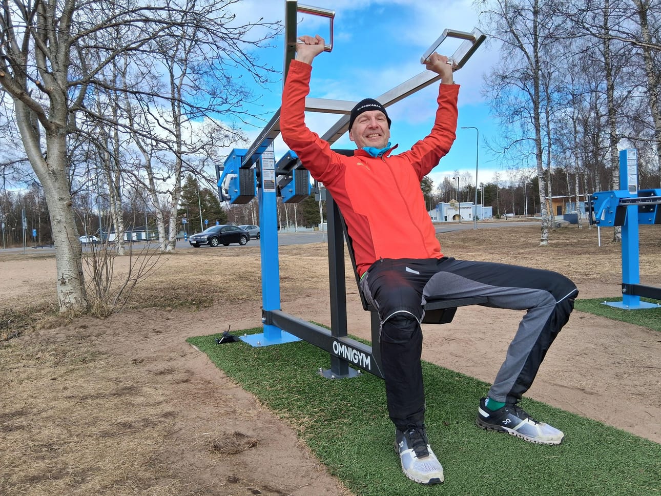 Juha Pitkänen kehuu Nallikarin uutta ulkokuntosalia monipuoliseksi.