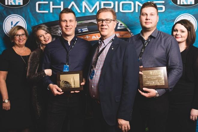 Raija, Sarianna, Mikko, Sakari ja Taneli Passi sekä Suvi Mäkipelkola vastaanottivat huomionosoituksen kauppiaskokouksessa Seinäjoella.