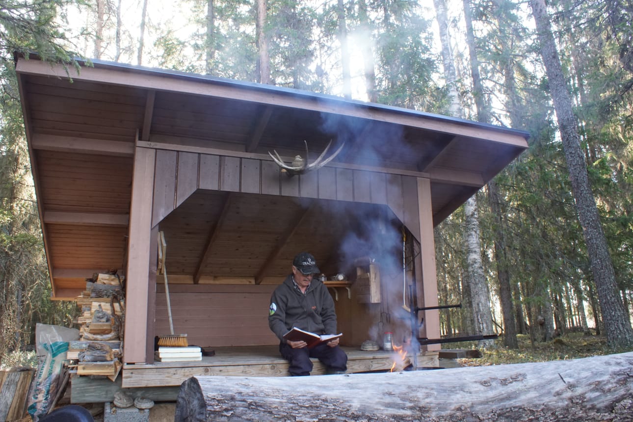Laavulta löytyy kuivaa puuta ja hyvä nuotiopaikka. Pitkosten päässä on taukopaikka tarpeellisine rakennelmineen.