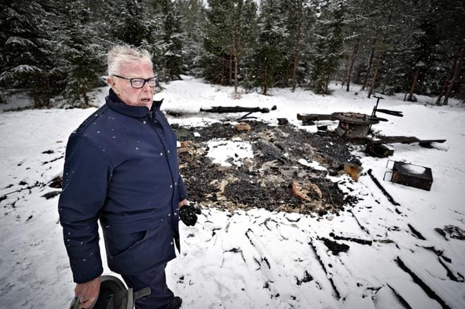 Jorma Olli kävi lauantaina katsomassa Lepakkolaavun jäänteitä Jouppilanvuoren elämysreitillä. KUVAT: TOMI KOSONEN