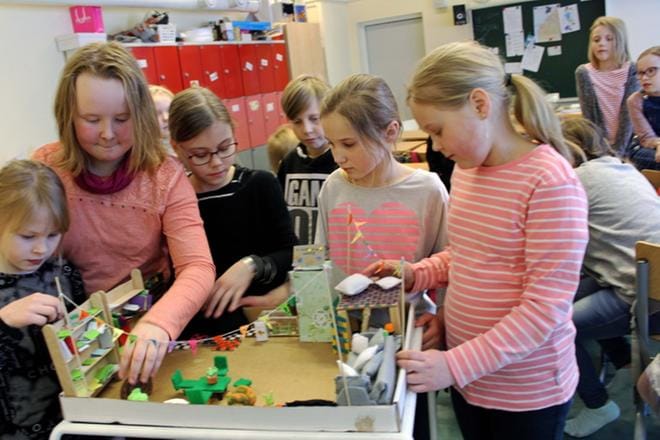 Silja Saari, Mai Kankaanpää, Vilma Viinamäki, Iina Hernesniemi ja Veera Mäkelä esittelivät Lukuparvelaa. KUVA: TARJA RIIHIMÄKI