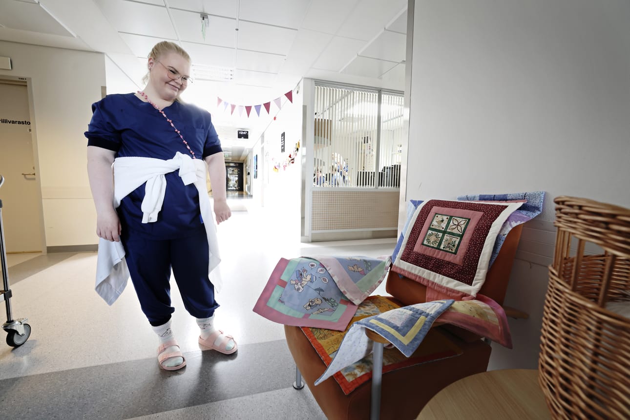 Nuppupeittoja tehdään tilkkutöinä ja ne jäävät Essi Kutian mukaan muistoksi vauvalle.