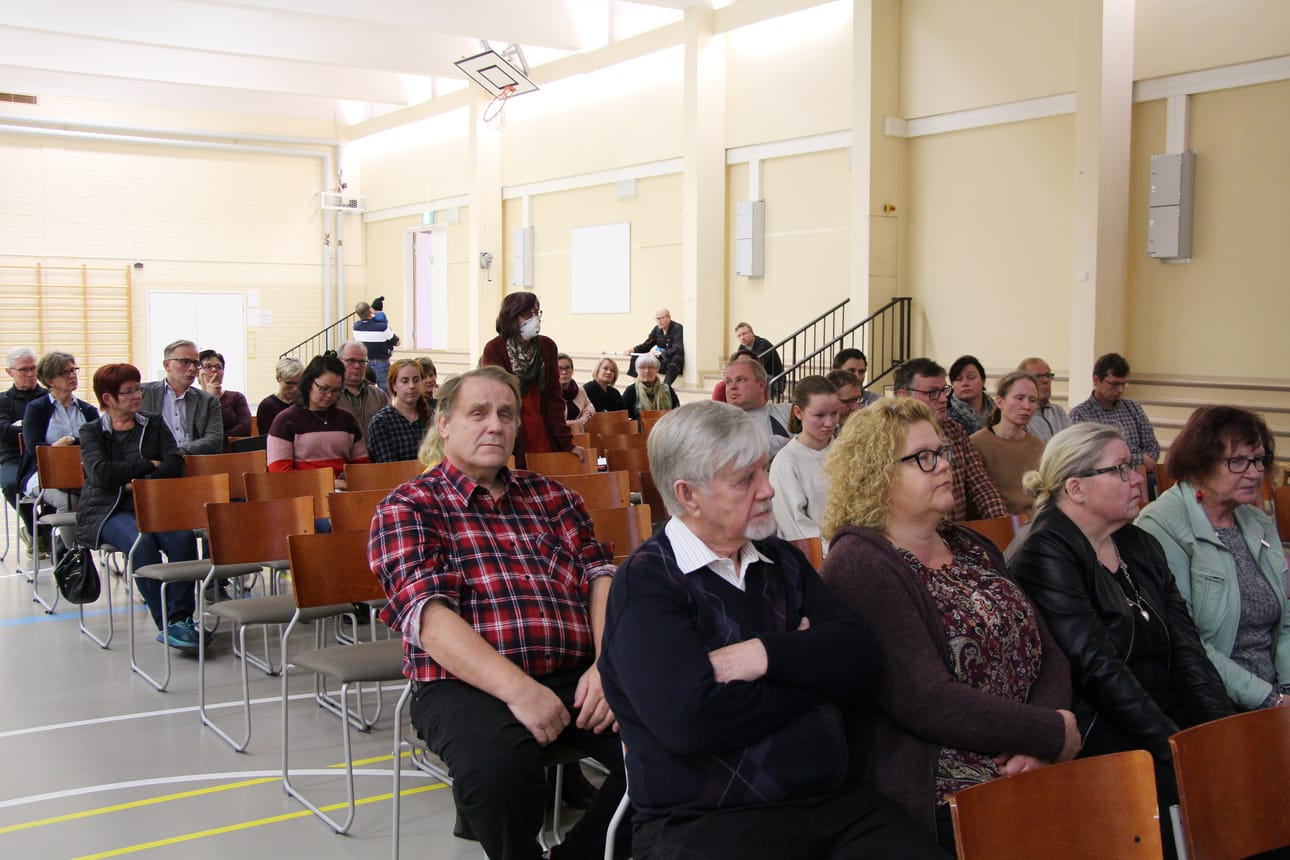 Kuulemistilaisuudessa käytiin läpi eri vaihtoehtojen merkitystä Haapaveden kouluverkolle.