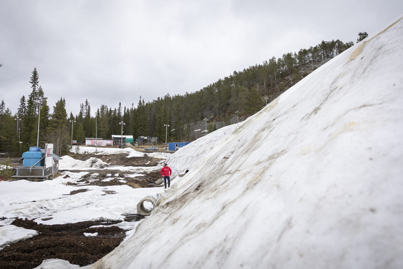 Säilölumikasat nousivat kevään aikana hiihtostadionille ja pikkumäen monttuun. Ruka Nordicin pääsihteeri Harri Keskiaho seisoi pikkumäen montun säilölumikasan edustalla huhtikuussa. Kaupungin ja KEV:n uudessa sopimuksessa sovitaan säilölumen levittämiseen liittyvistä velvollisuuksista ja oikeuksista.