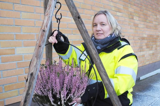Sanna Karhu viihtyy työssään, koska kokee, että Alavudella arvostetaan hyvin hoidettua ympäristöä. KUVA: EEVA-LIISA KULJU