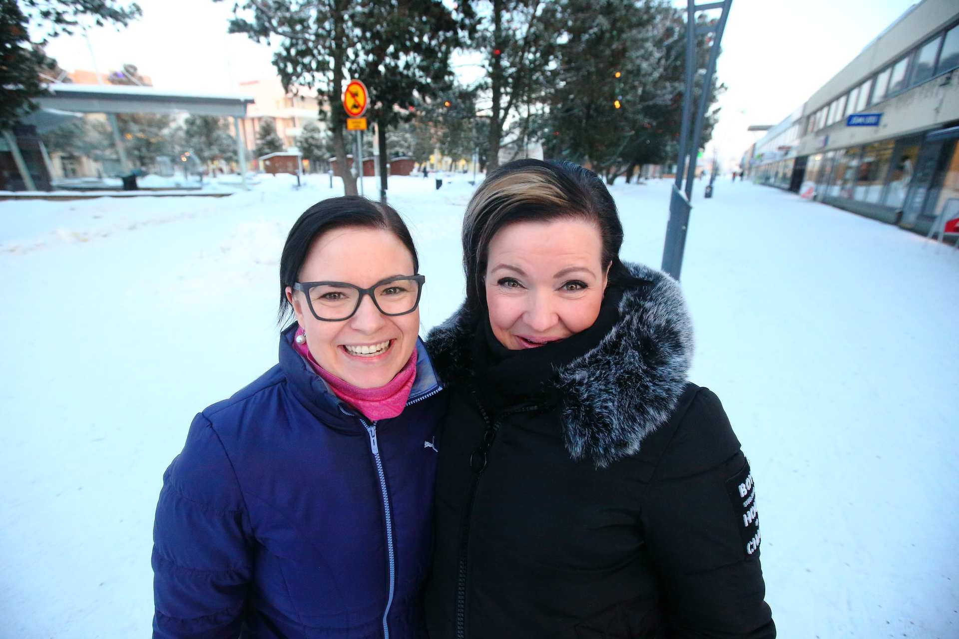 Sanna Salo ja Pia Bergström ovat iloisia siitä, että oululaiset tulevat nykyään Raaheen ostoksille.