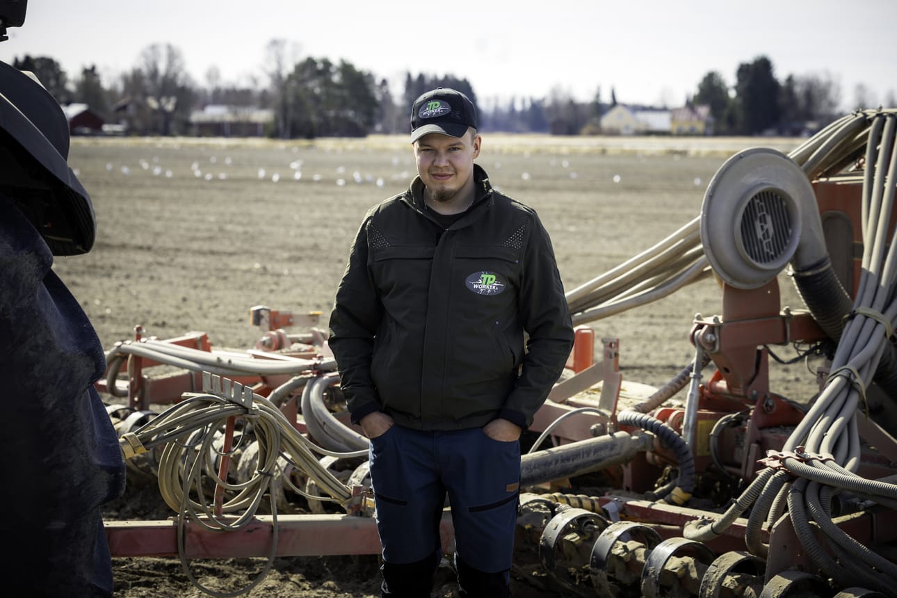 Topi Perttu on jo aloittanut peltojen hoitamisen kylvöjä varten.