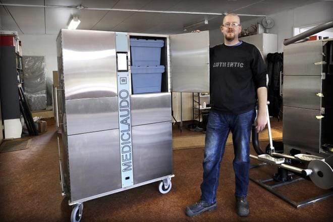 Tällaisia älyrullakkoja on jo käytössä Seinäjoen keskussairaalassa. Niiden avulla lääkkeet päätyvät oikeisiin käsiin. Jussi Eväsoja uskoo, että keksinnölle on käyttöä sairaaloissa ympäri maailmaa.KUVA: JOUKO HÄNNINEN