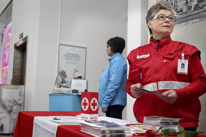 Punaisen Ristin Seinäjoen osaston puheenjohtaja Ulla Kaisa Kujanpää toteaa, että yksinäisyys vaivaa entistä useammin keski-ikäisiä. Kuvat: Heikki Hakanen
