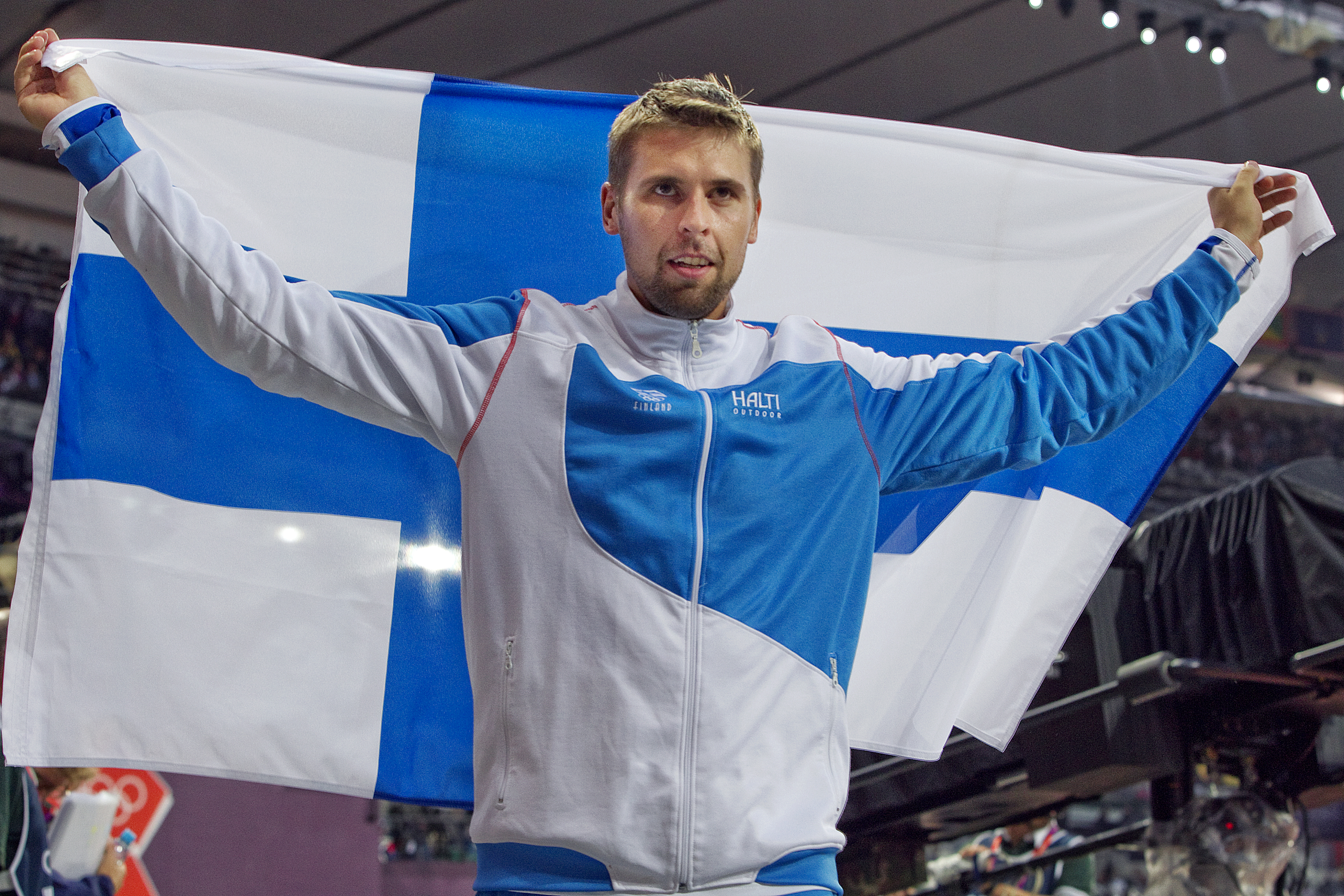 Antti Ruuskanen juhli pronssimitalia.