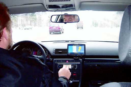Ohjeita seuraten. Suunta Keravalle ja perille päästiin nopeasti ja tehokkaasti navigointilaitteen antamien suutaviivojen mukaan.