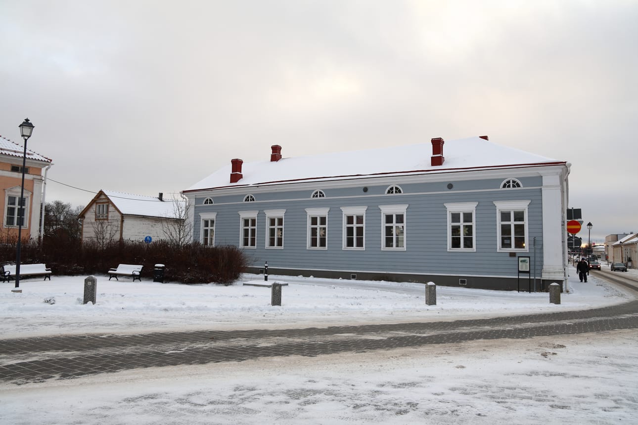 Toinen jouluikkuna löytyy Friemanin talosta, Pekkatorin puolelta. Koristelusta vastaa Raahen Satelliitti/Nuorisotoimi.