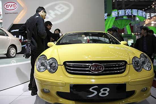Ostajaehdokkaat tutustuvat kiinalaiseen BYD (Build Your Dreams) automalliin.