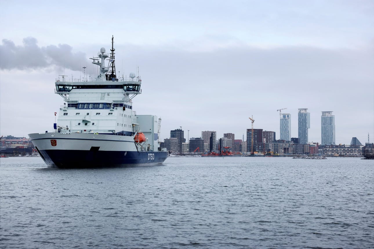 Jäänmurtaja Otso lähdössä Helsingistä kohti Perämerta joulukuussa 2021. LEHTIKUVA / Antti Aimo-Koivisto