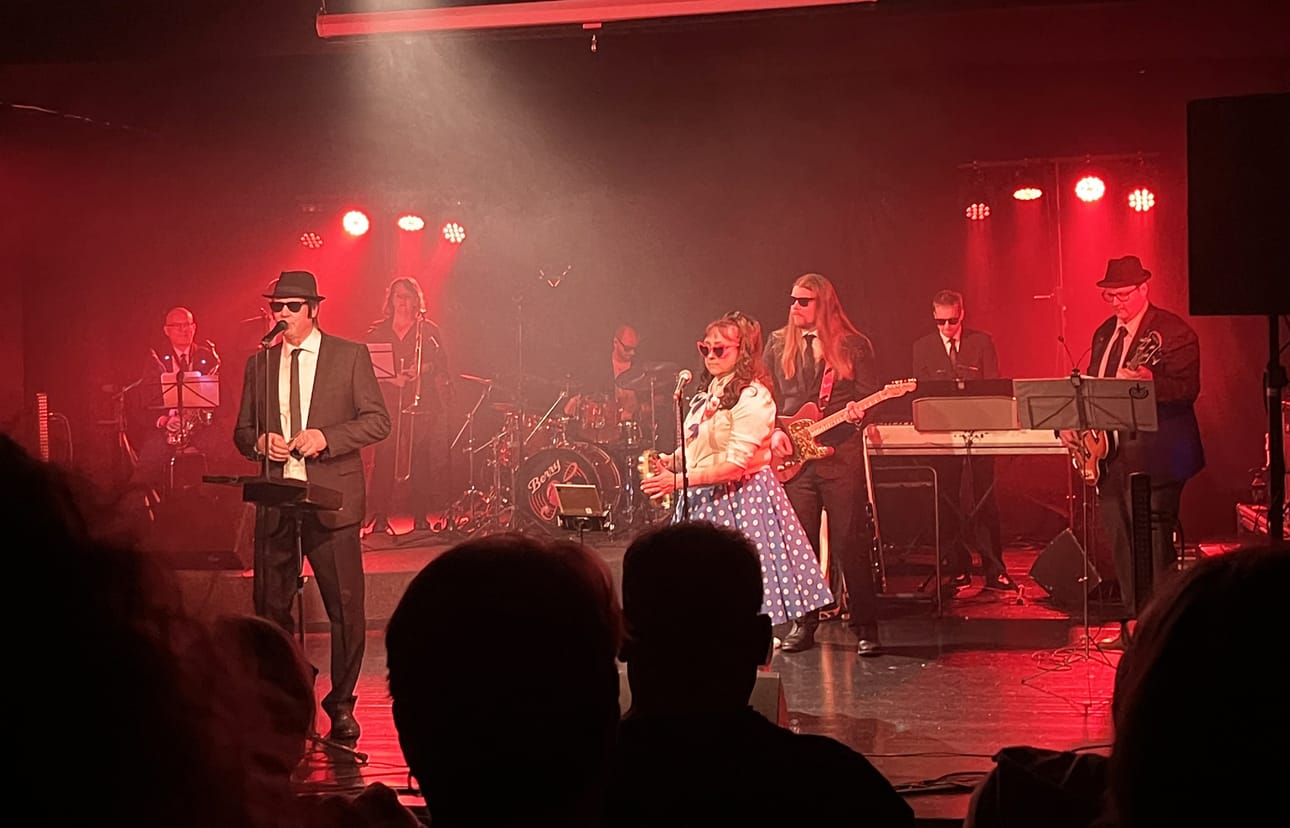 Berry Rockers laajeni lauantaina 5.9. yhdeksänhenkiseksi kokoonpanoksi, joka esitti musiikkia elokuvasta Blues Brothers Jurvan teatterilla.