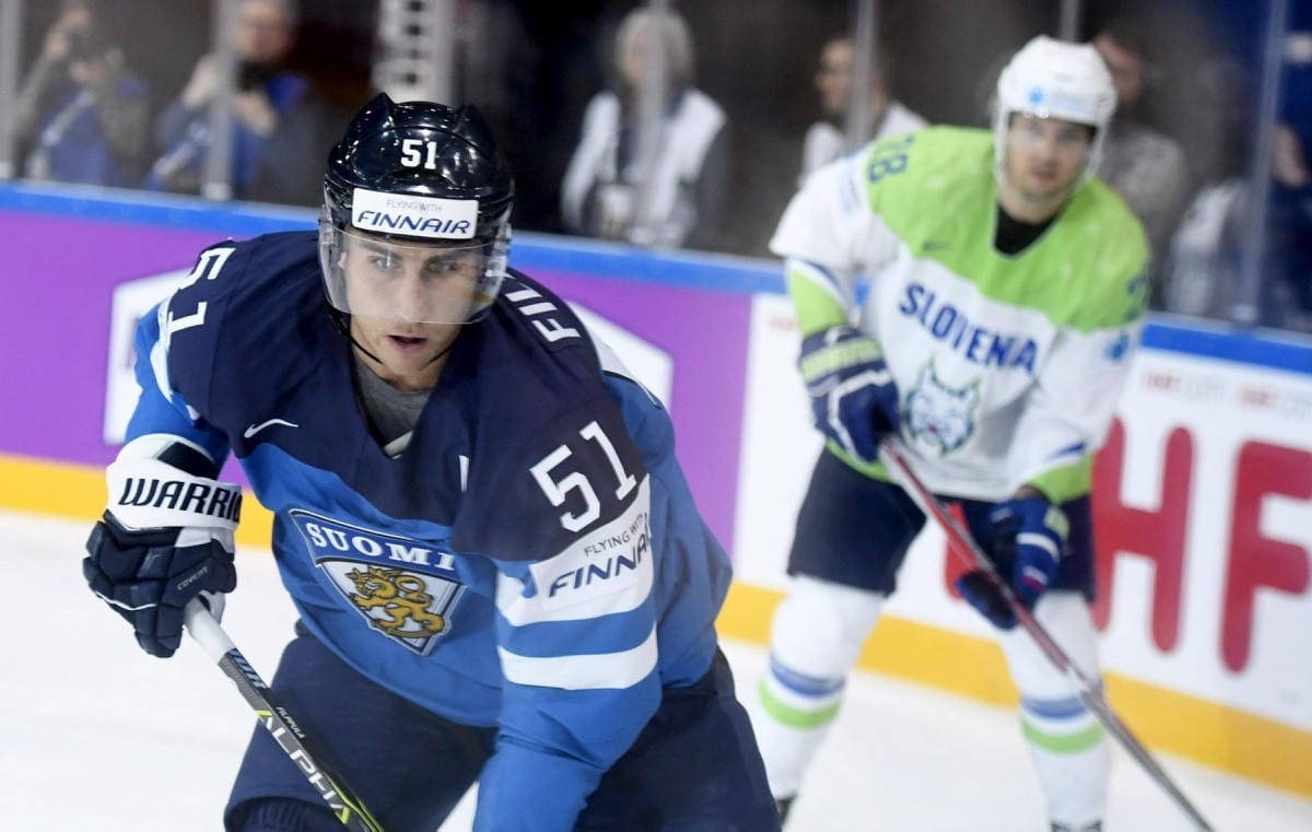 Valtteri Filppula on kolmas suomalaiskiekkoilija, joka kantaa Suomen lippua olympiakisojen avajaisissa. LEHTIKUVA / VESA MOILANEN