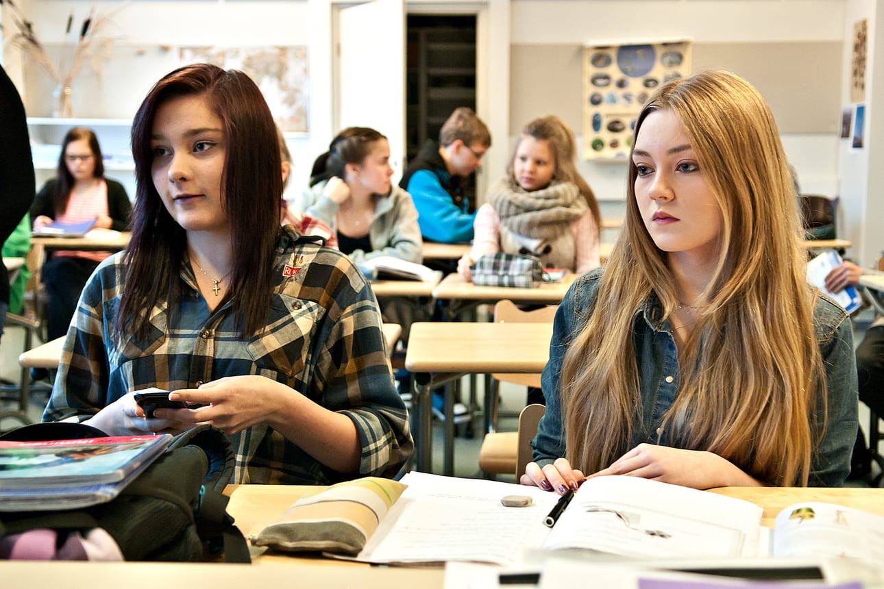 Riikka Palosaaren (oik.) mielestä koulu on helppoa, kun kuuntelee tunneilla ja panostaa opintoihin. Vieressä istuu Jaana Peltoniemi.