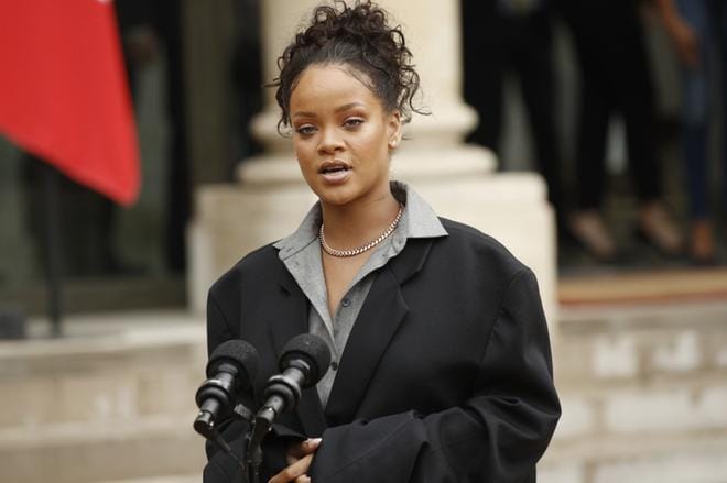 Poplaulaja ja hyväntekeväisyysjärjestön perustaja Rihanna puhui toimittajille tavattuaan Ranskan presidentti Emmanuel Macronin kesällä 2017 Pariisissa. Rihanna houkuttelee Suomea mukaan. KUVA: YOAN VALAT