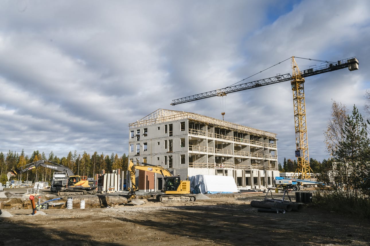 Joulupukin Pajakylään Rovaniemelle rakennetaan huoneistohotellia, joka koostuu neljästä identtisestä talosta. Kuvan rakennus on taloista pisimmällä, ja sen on tarkoitus valmistua jo tulevaan matkailusesonkiin.